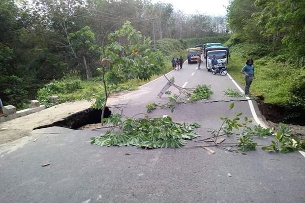 Dihantam Banjir, Jalan...