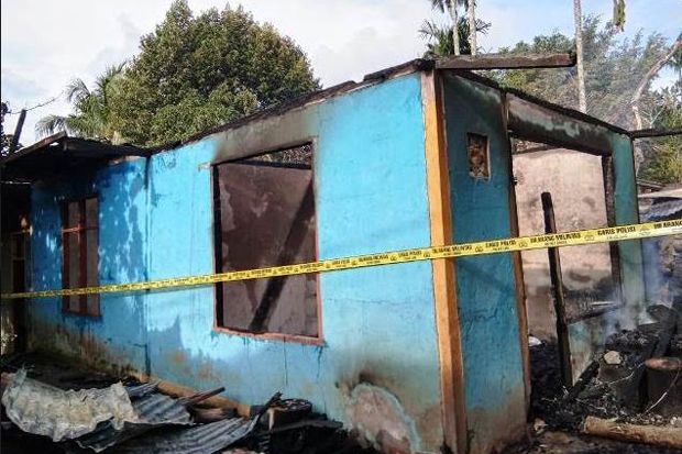 Massa Bakar Rumah Terduga...