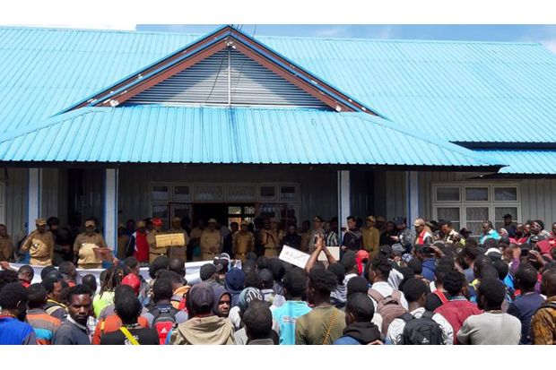 Warga Kabupaten Puncak...