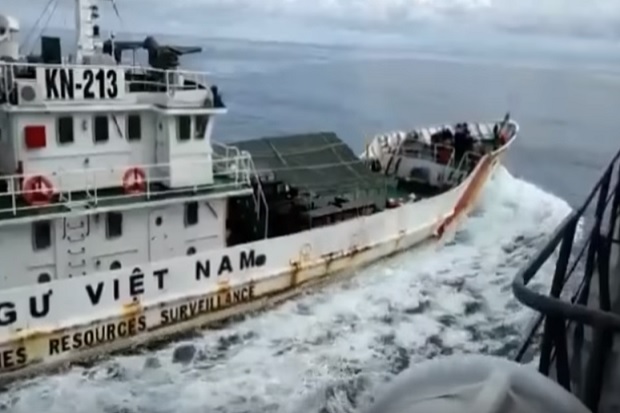 Protes Aksi Tabrak KRI...