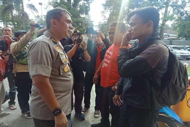 Polisi Bentrok dengan...