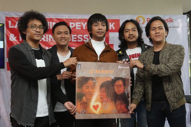 Tertunda Setahun, Album...