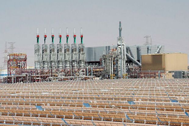 Dubai Bangun Panel Surya...