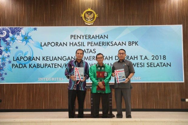 Kota Makassar Raih Penghargaan...