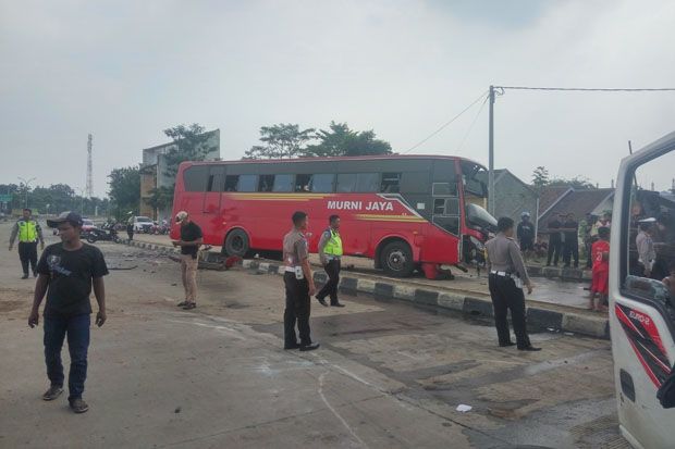 2 Bus Murni Tabrakan...