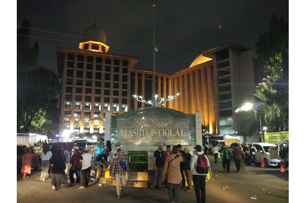 Tarawih Pertama, Ribuan...