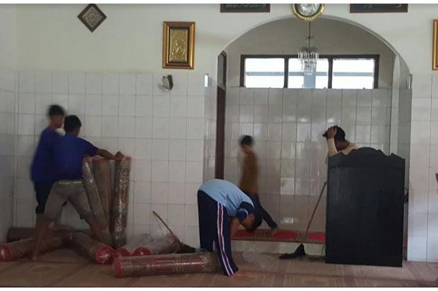 Tradisi Bersihkan Masjid...