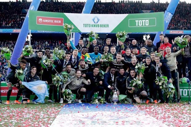 Ajax Berpesta Sebelum...