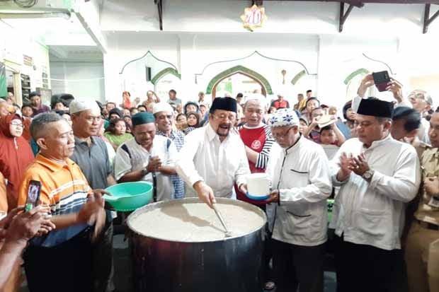 Warga Rela Antre untuk...