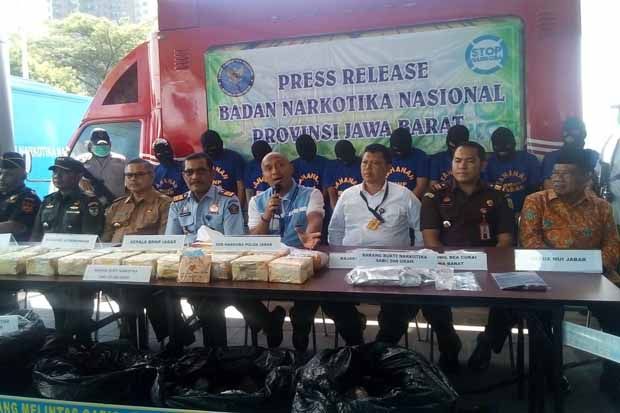 2 Pengedar Sembunyikan...