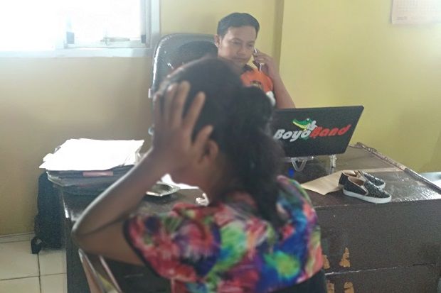 Curi Puluhan Sandal,...