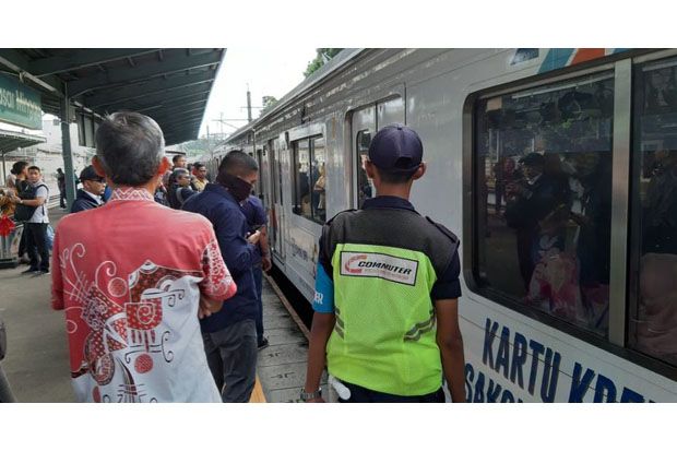 Commuter Line Depok-Jakarta...
