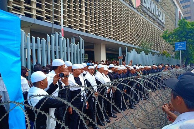 Pengunjuk Rasa Bereaksi...