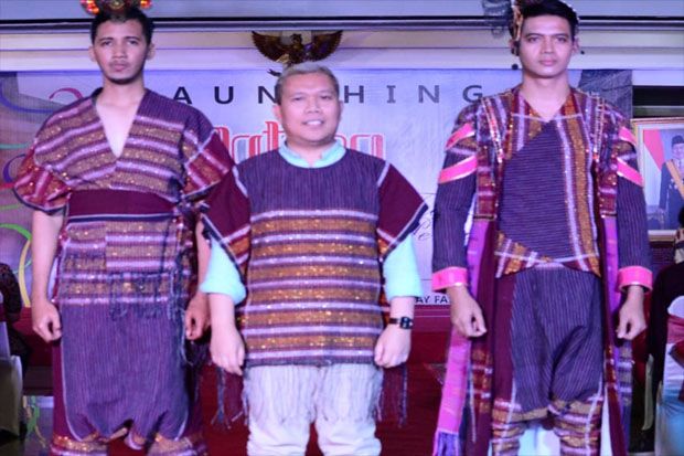 Busana Ulos dan Tari...