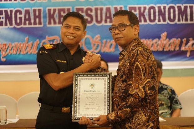 Bea Cukai Batam Raih...