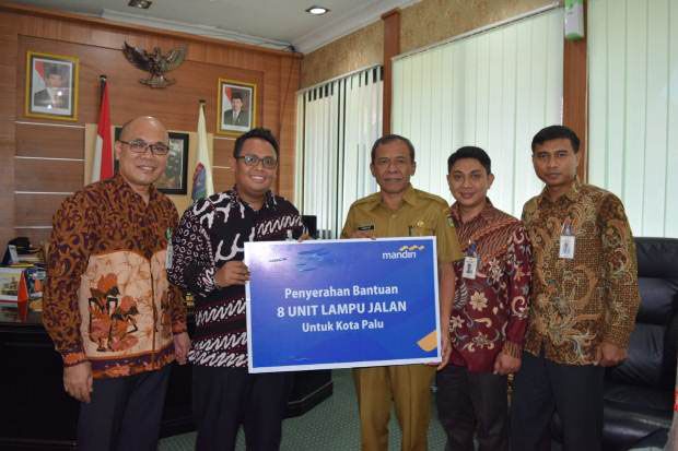 Wali Kota Palu Terima...