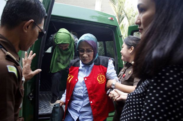 Di Hadapan Hakim, Ratna...