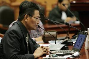 Pakar Hukum Pertanyakan...