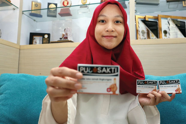 Mahasiswa UNS Buat Plester...