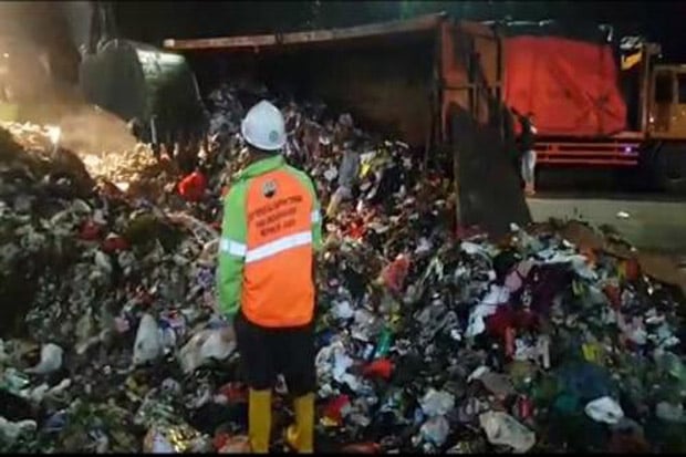 Truk Sampah DKI Terguling...