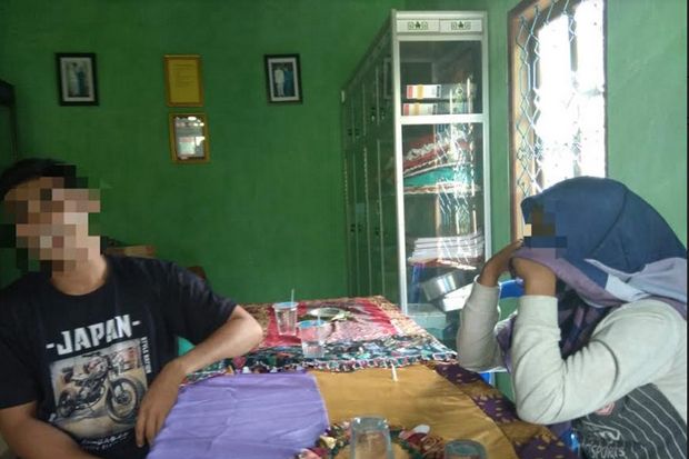 Sejoli Ini Kepergok...