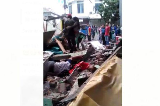 Gedung SD Roboh di Pasar...