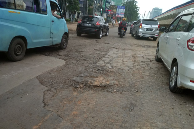 Jalan Rusak di Jalur...
