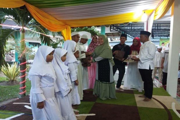 Bupati Kobar Nurhidayah...