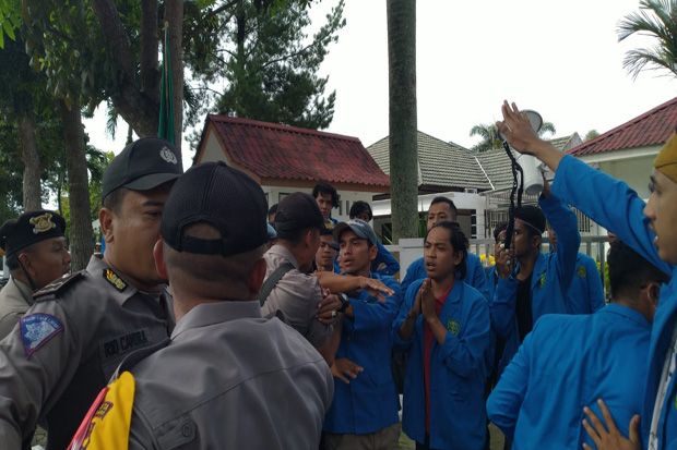 Demo di Kantor KPU Riau...