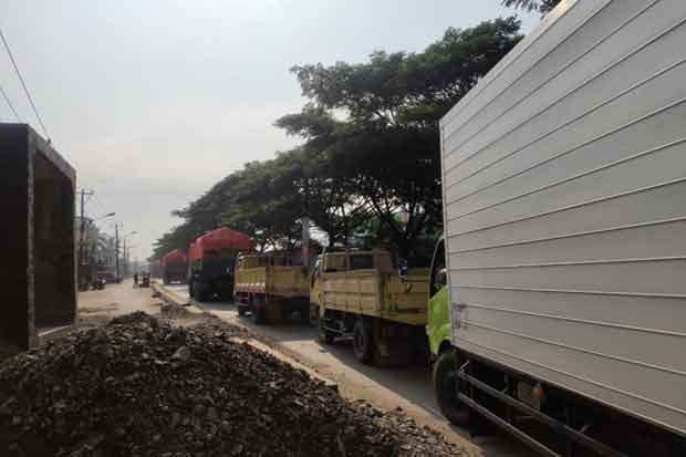 Macet Parah Akibat Truk...