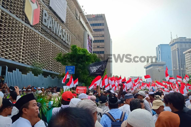 Massa Terus Berdatangan,...
