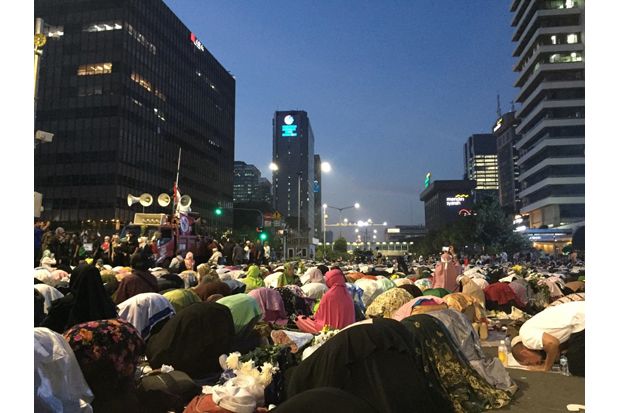 Massa Pendukung Prabowo...