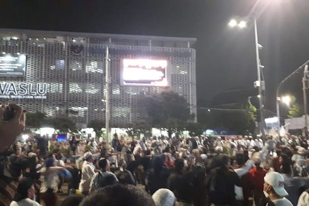 Usai Tarawih, Massa...