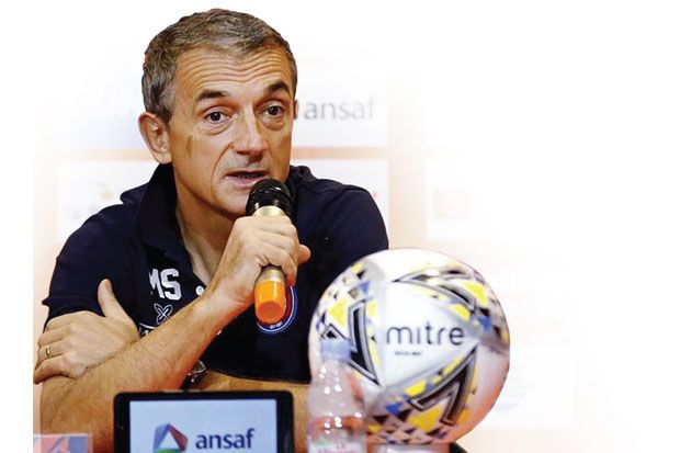 Kontra Borneo FC, Pelatih...