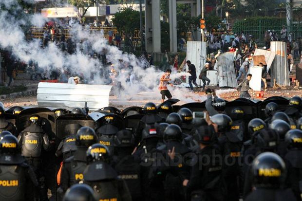 Aparat dan Massa Bentrok,...
