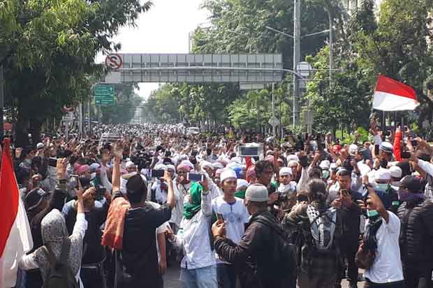 Ribuan Pendemo Bersorban...
