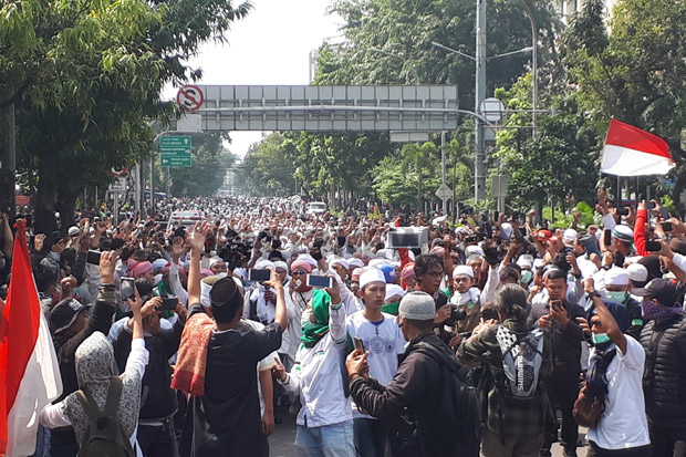 Ribuan Orang Terus Berdatangan...