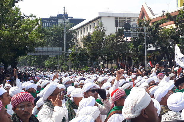Terus Berdatangan, Massa...