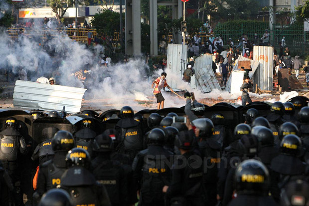 Bentrok Pecah di Slipi,...