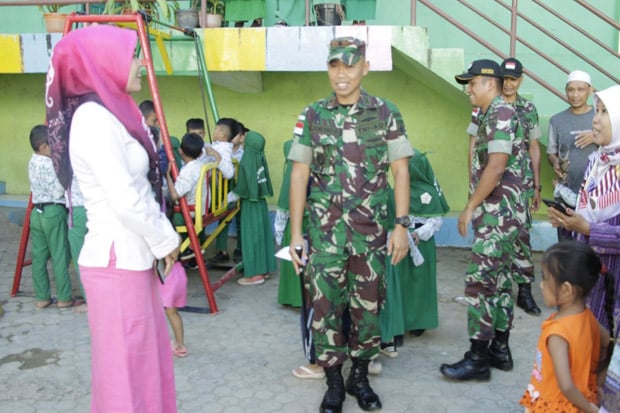 Satgas Yonif R 408 Bagikan...