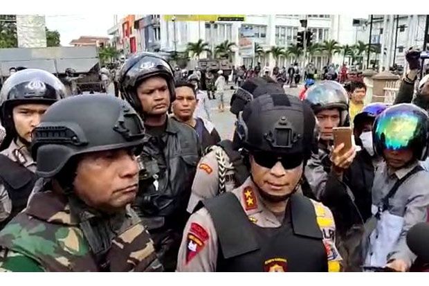 9 Jam Diblokade, Pasukan...