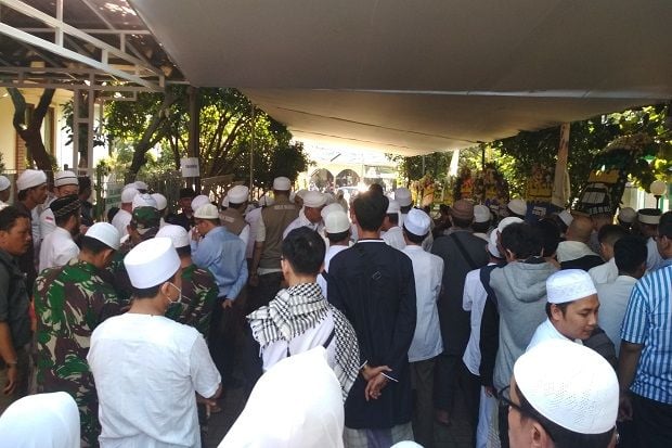 Pesawat Delay, Pemakaman...