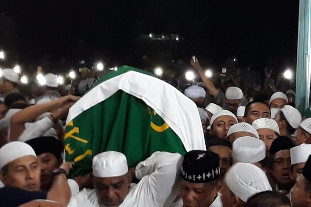 Ribuan Warga Padati...