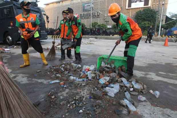 Bersihkan Sampah Bekas...