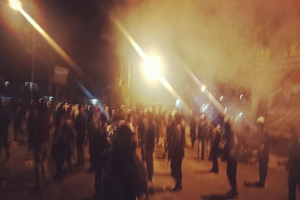 Petugas Bubarkan Paksa...