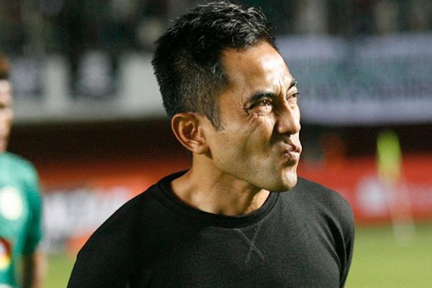 Hadapi Semen Padang,...
