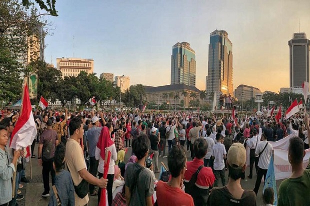 Ribuan Warga Serukan...