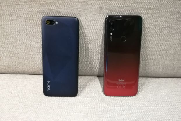 Ponsel realme C2 dan...