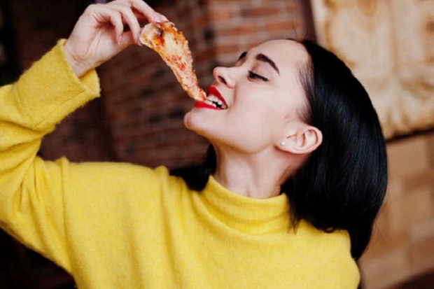 Makan Pizza Saat Sarapan...