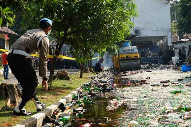 Puluhan Ribu Botol Miras...